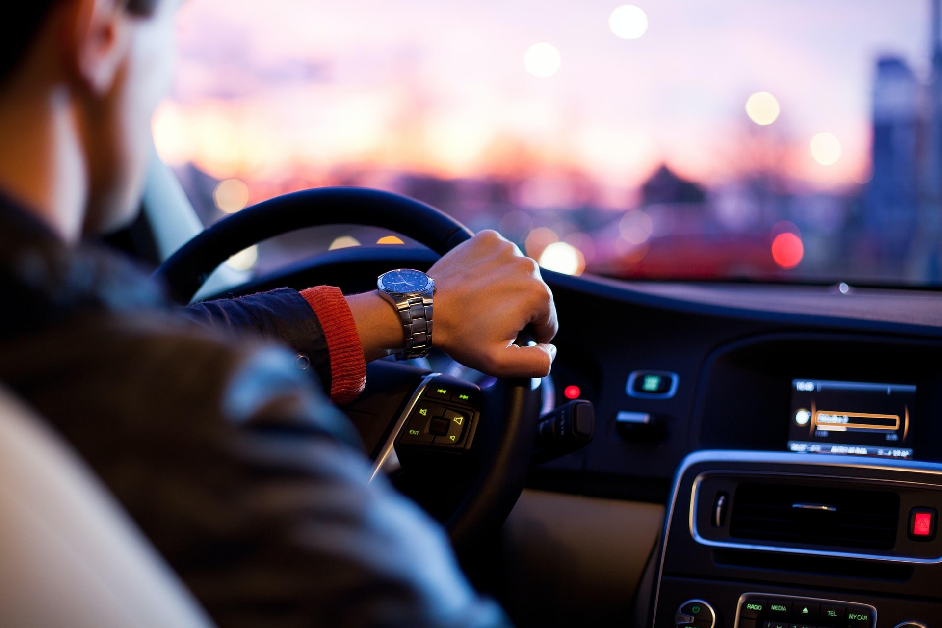 お酒の分解時間はどのくらい？運転可能になるまでの目安とは